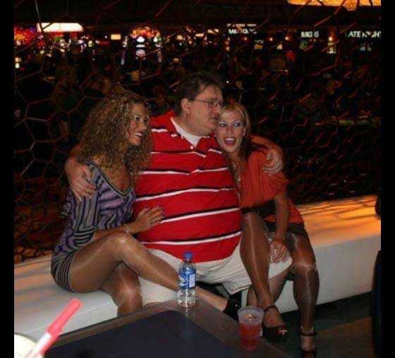 Amor ou interesse? Casais aparentemente diferentes