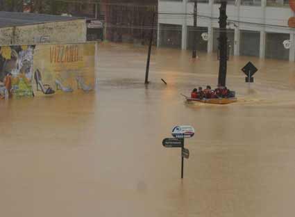 Enchente em santa catarina, afeta cidades como blumenau